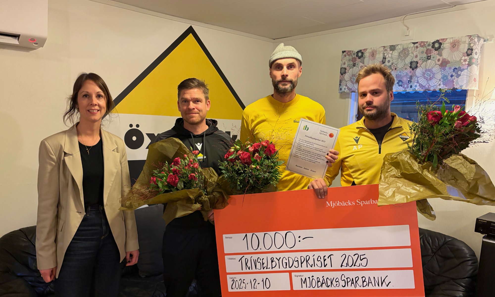 Carolina räcker över vinstchecken till vinnarna av Trivselbygdspriset 2025 