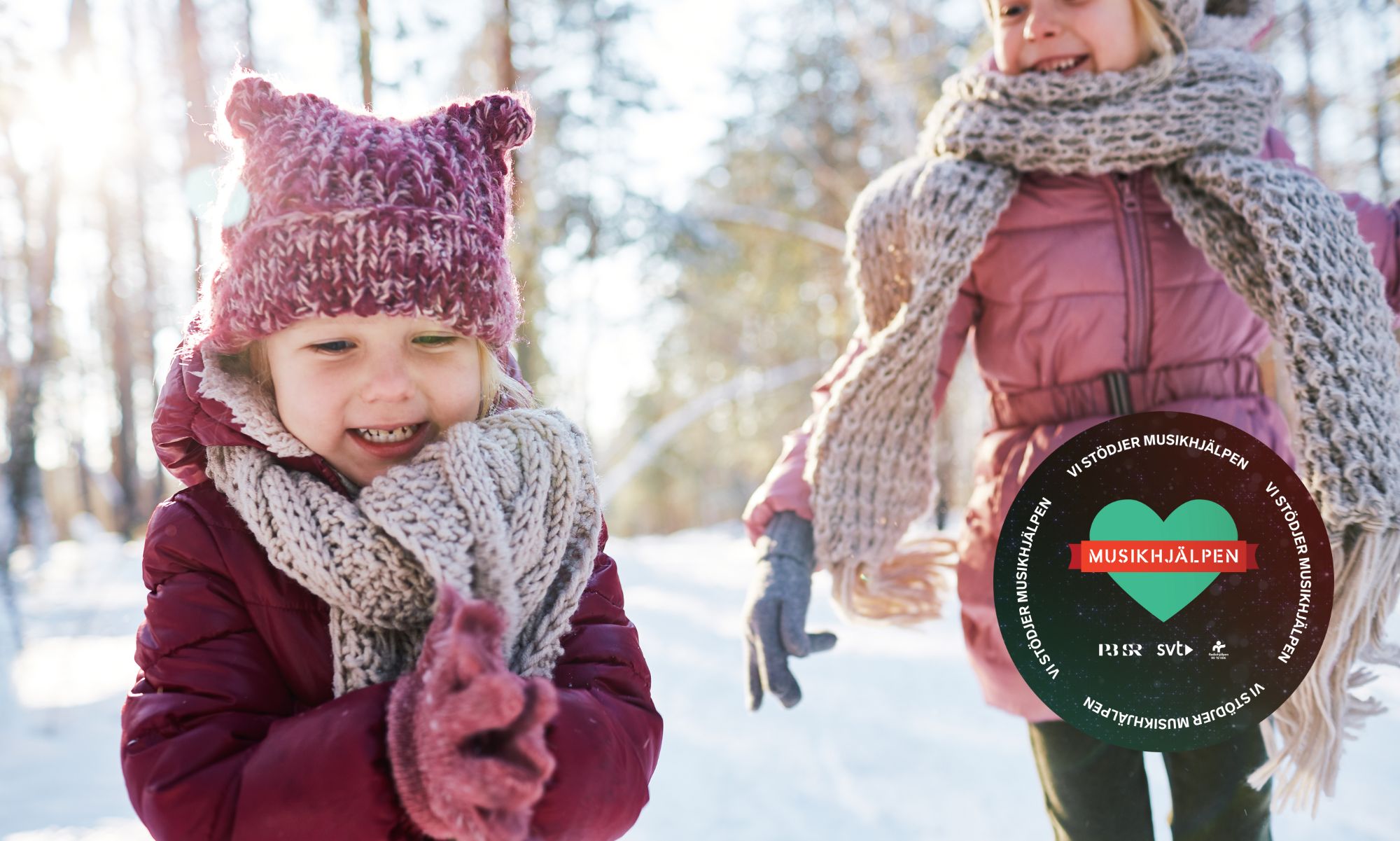 Två barn syns i bakgrunden, musihjälpens logga sam texten alla barn har rätt att gå i skolan