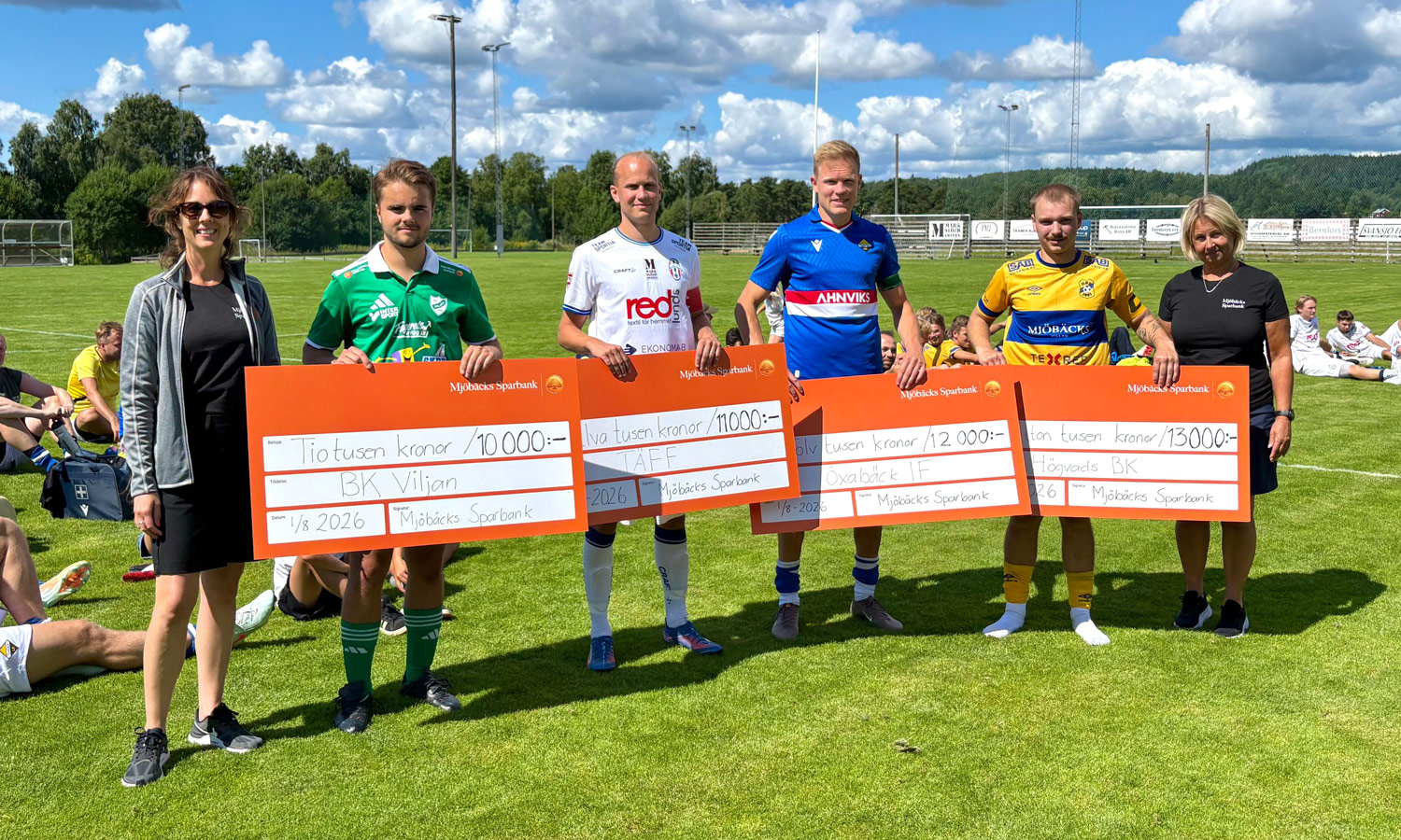 Lagkaptenerna i varje lag som visar upp sina prischeckar i Mjöbäcks Sparbanks Fotbollsturnering 2022.