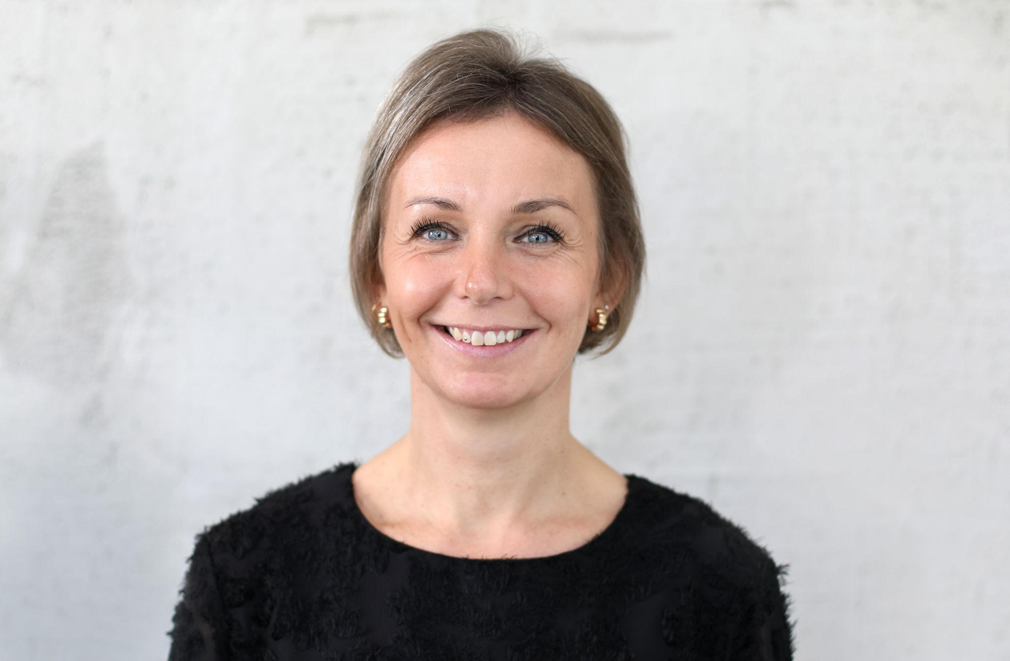 Porträttfoto Ida E, grå bakgrund
